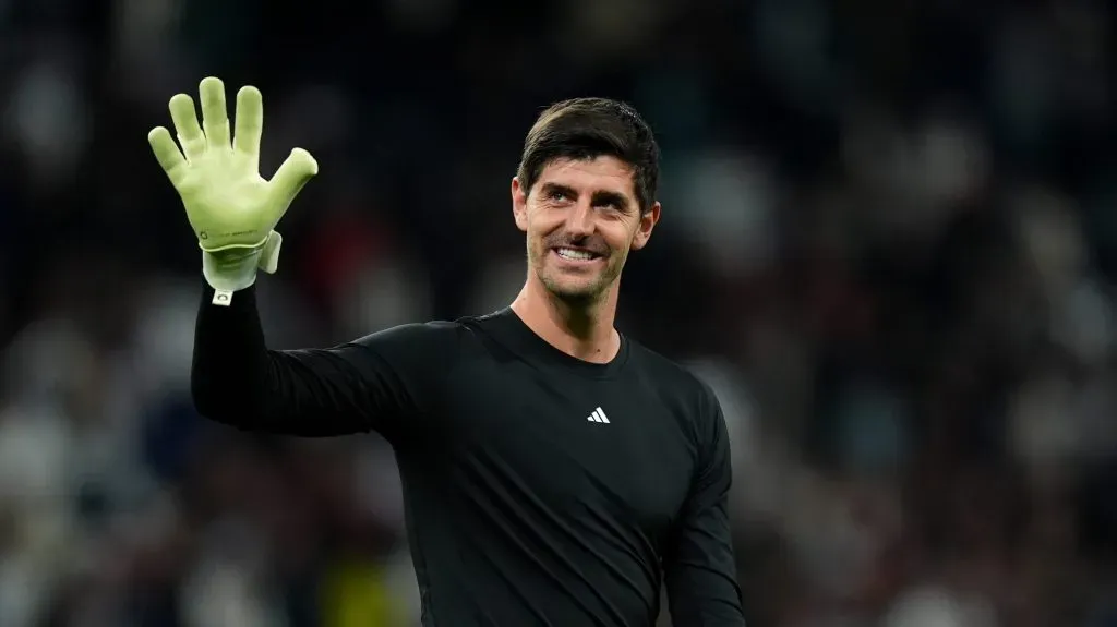 Courtois acenando para os torcedores (Angel Martinez/Getty Images)