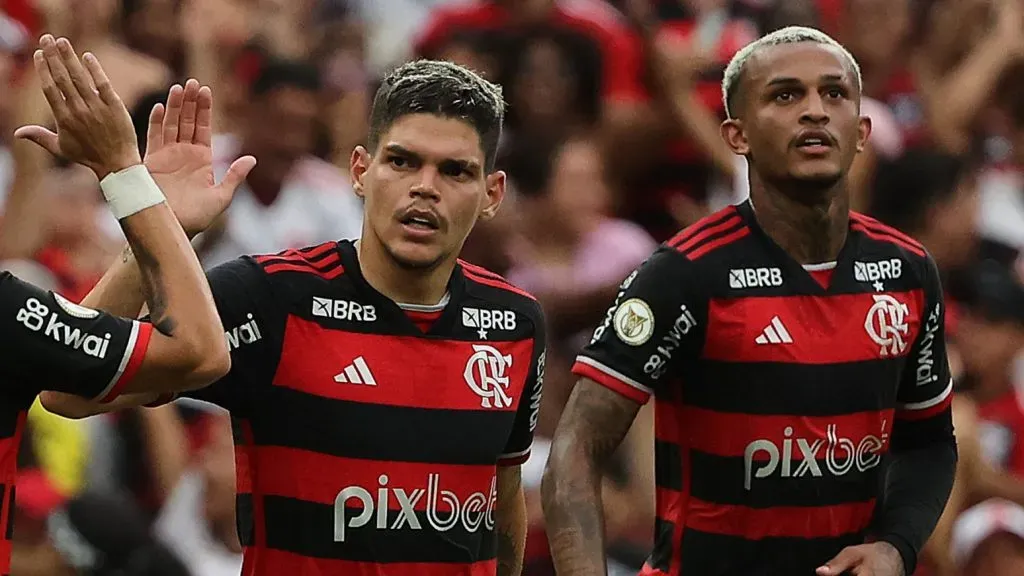 Ayrton Lucas em ação pelo Flamengo. (Photo by Wagner Meier/Getty Images)