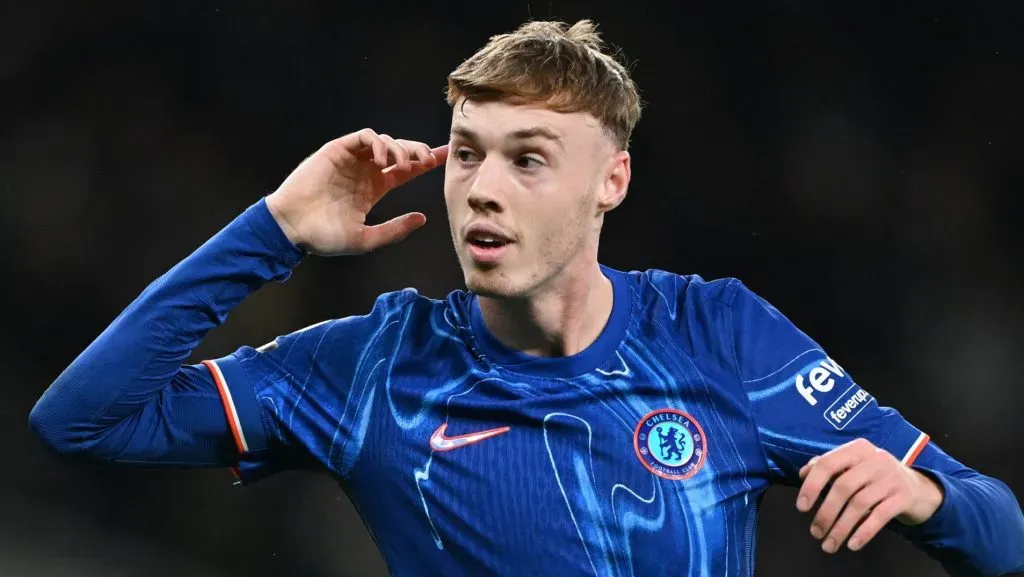 Cole Palmer, de camisa azul, com emblema do Chelsea. (Photo by Shaun Botterill/Getty Images)