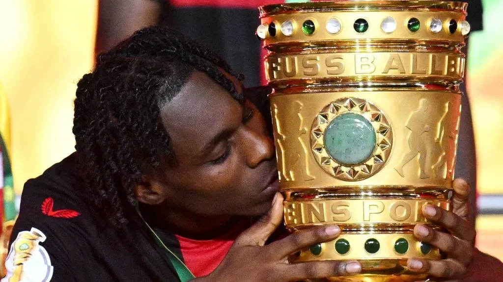 Frimpong beija o troféu da Bundesliga. Foto: Stuart Franklin/Getty Images
