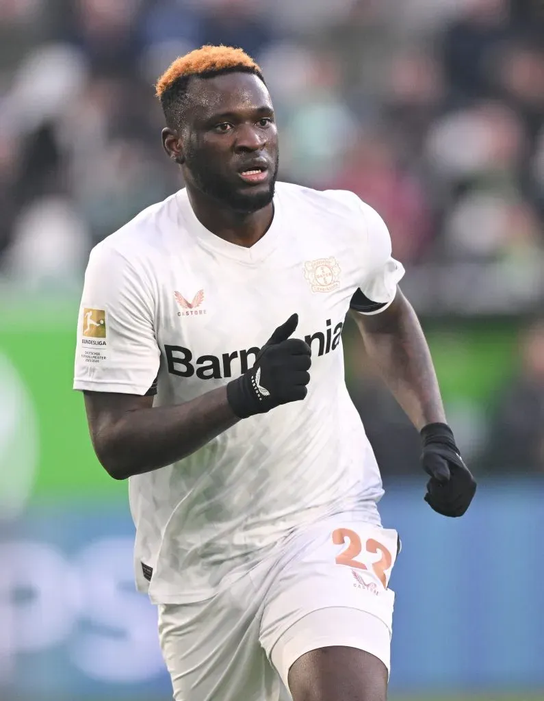 Victor Boniface, de camisa branca, pelo Bayer Leverkusen. (Photo by Stuart Franklin/Getty Images)