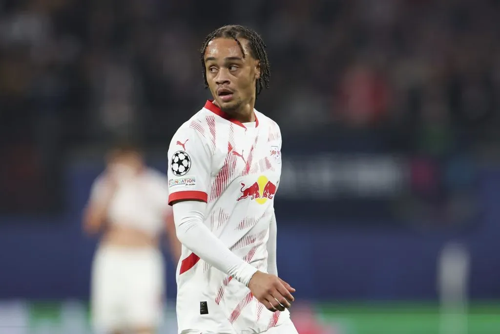 Xavi Simons, alvo do Liverpool, em campo, de camisa branca com detalhes vermelhos