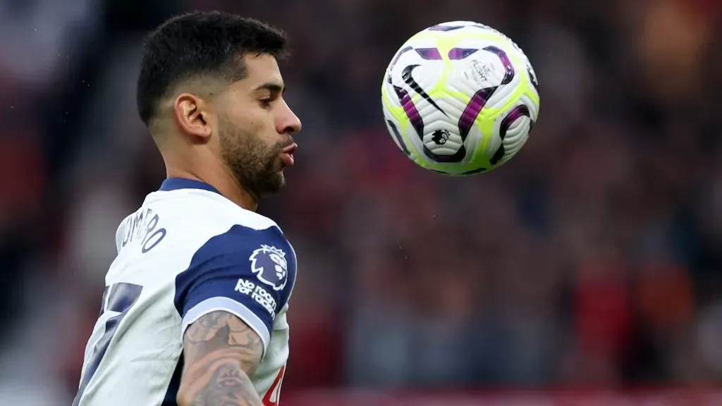 Cristian 'Cuti' Romero em jogo do Tottenham. Foto: Carl Recine/Getty Images