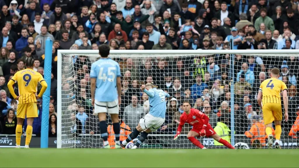 Haaland marcando o gol de pênalti que deu a ele a sua centésima participação em gol. Foto: Matt McNulty/Getty Images