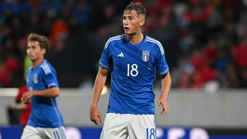 Francesco Pio Esposito defendendo a Seleção Italiana Sub-21. Foto: Alessandro Sabattini/Getty Images