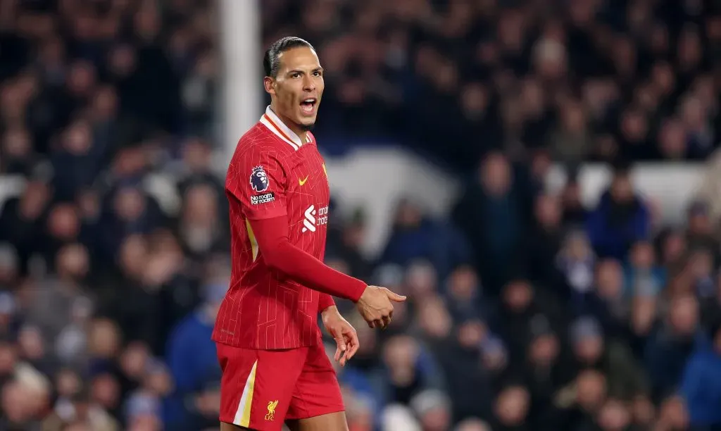 Van Dijk em campo pelo Liverpool. (Photo by Carl Recine/Getty Images)