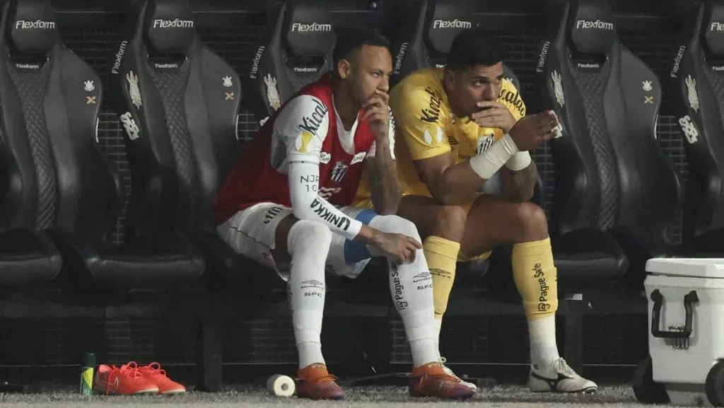 Neymar sentado no banco