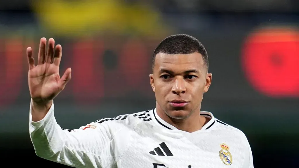 Kylian Mbappé, do Real Madrid, faz um gesto durante a partida da LaLiga entre Villarreal CF e Real Madrid CF no Estádio de la Cerámica em 15 de março de 2025, em Villarreal, Espanha. (Foto de Aitor Alcalde/Getty Images)