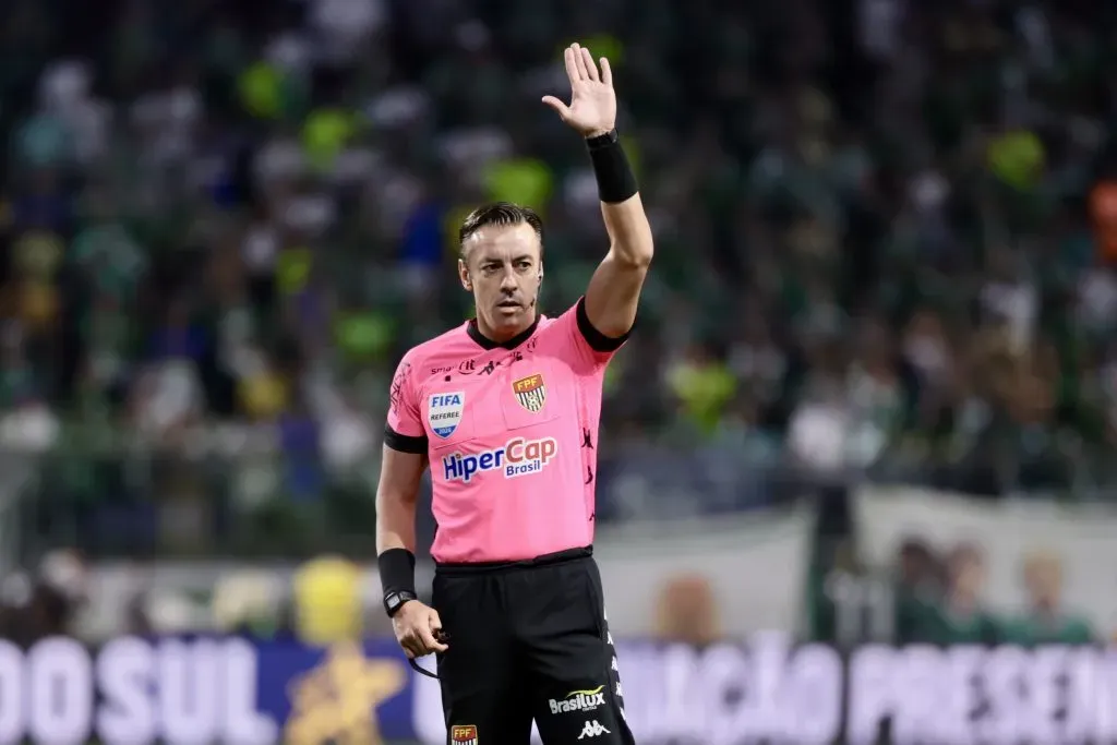 Rapahel Claus apitando a final entre Palmeiras x Corinthians no Paulistão (Marcello ZambranaAGIF)