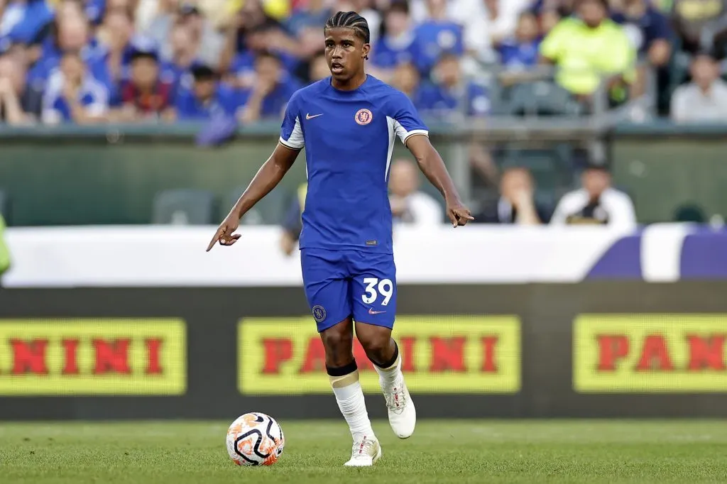 Andrey Santos em jogo do Chelsea (Photo by Adam Hunger/Getty Images)