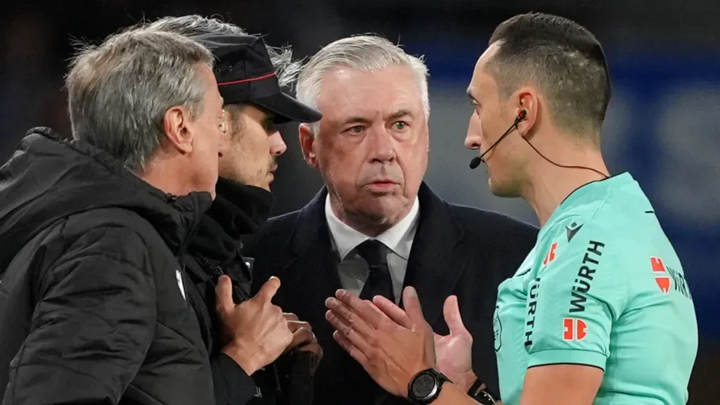 Carlo Ancelotti reclamendo com o árbitro no Real Madrid (Photo by Juan Manuel Serrano Arce/Getty Images)