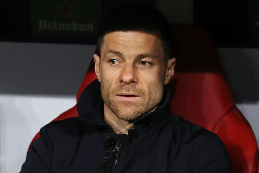 Xabi Alonso de casaco preto