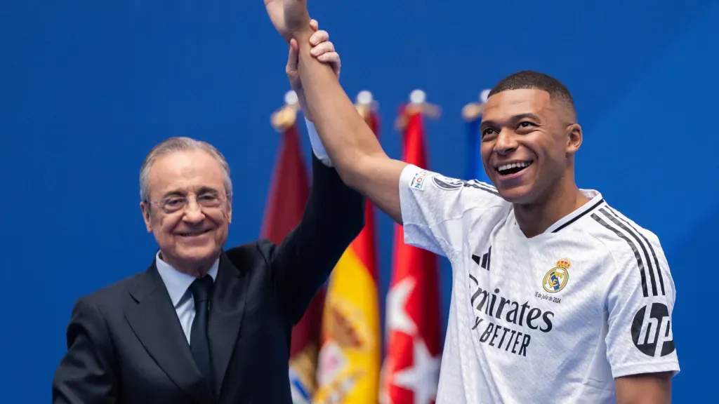 Kylian Mbappé sorrindo ao lado de Florentino Pérez em sua apresentação pelo Real Madrid (Photo by David Ramos/Getty Images)
