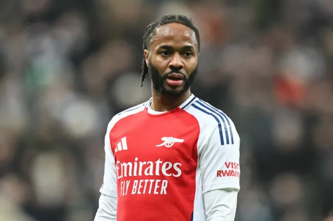 Sterling, com a camisa vermelha do Arsenal (Foto: Michael Regan/Getty Images)