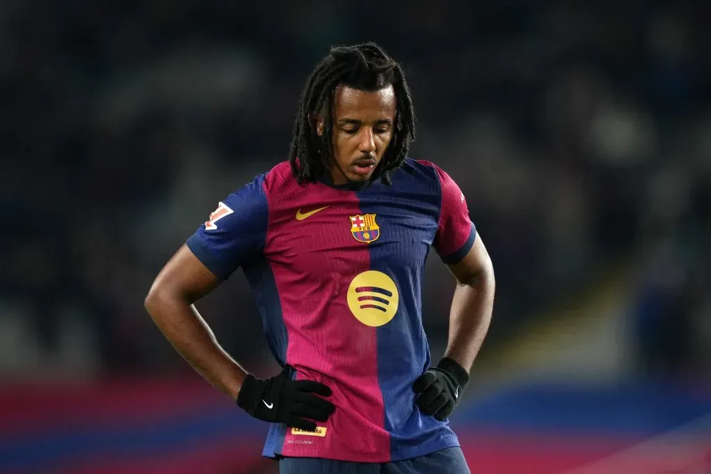 Jules Koundé em campo pelo Barcelona (Alex Caparros/Getty Images)