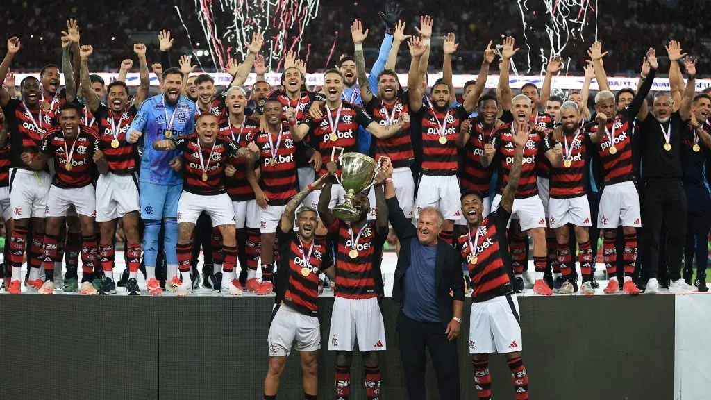 Time do Flamengo comemorando título do Campeonato Carioca 2025. Foto: Buda Mendes/Getty Images