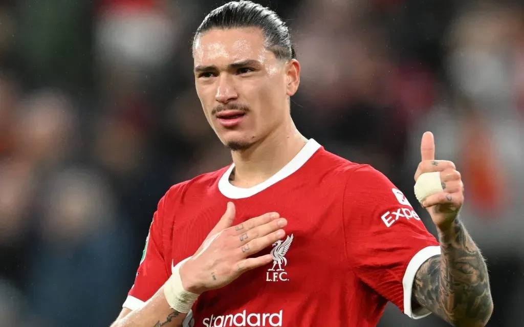 Darwin Núñez, de camisa vermelha, do Liverpool. (Photo by Michael Regan/Getty Images)