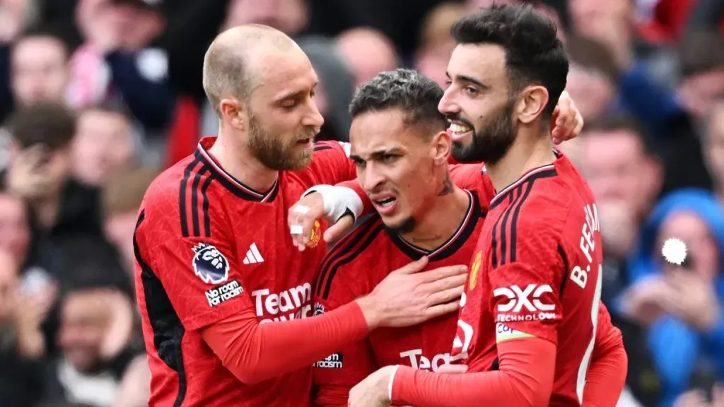 Antony, Bruno Fernandes e Christian Eriksen em ação pelo Manchester United (Photo by Michael Regan/Getty Images)