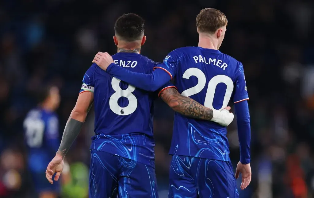 Enzo Fernández e Cole Palmer, do Chelsea, em campo, com camisa azul