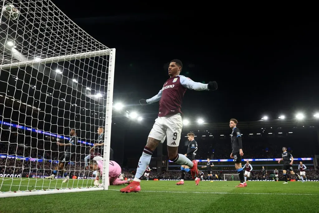 Rashford, do Manchester United, em campo, com a camisa roxa e azul do Aston Villa. (Photo by Julian Finney/Getty Images)