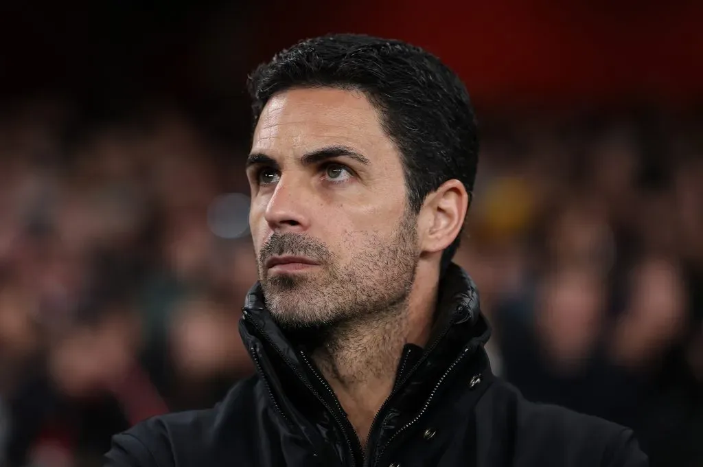 Arteta de casaco preto
