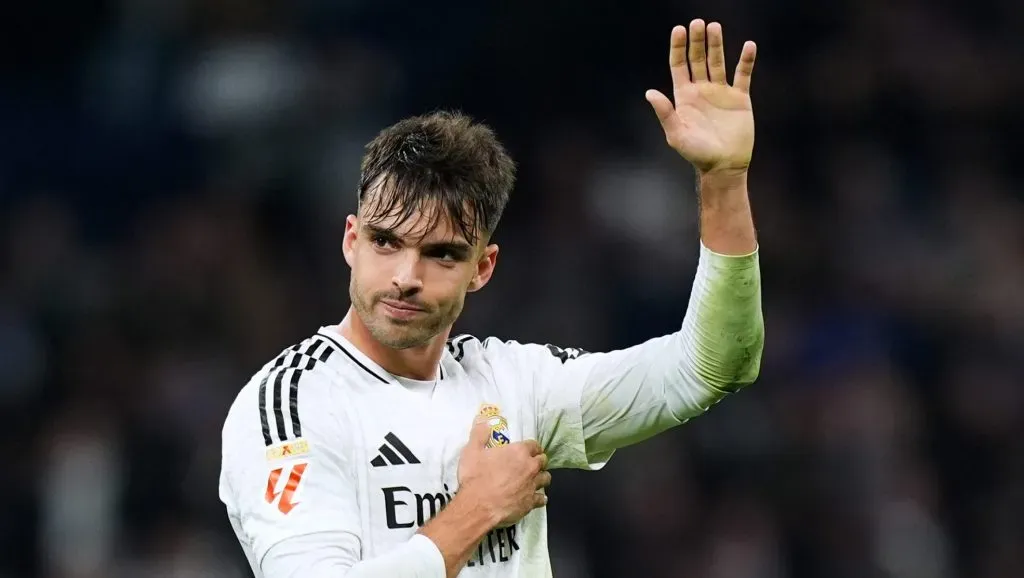 Raúl Asencio, em campo, com a camisa branca, do REAL mADRID. (Photo by Angel Martinez/Getty Images)