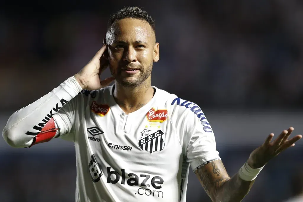 Neymar com a mão na orelha