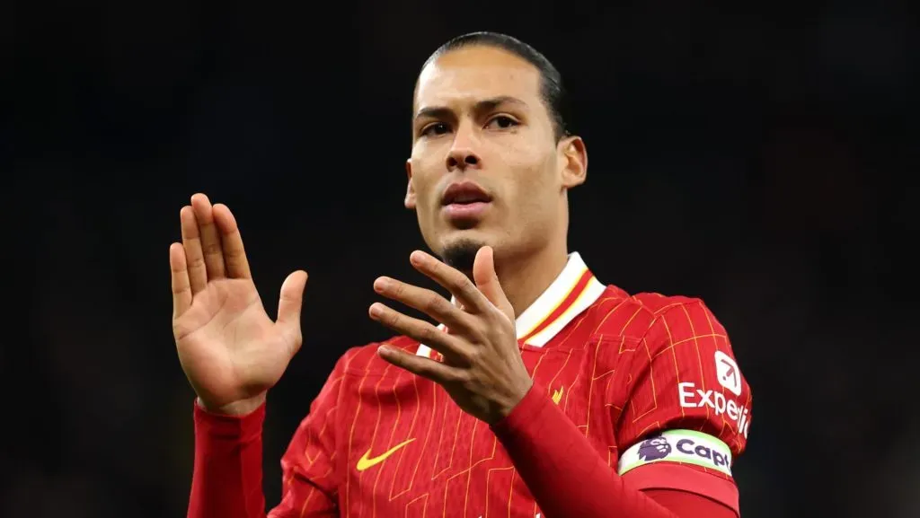 Van Dijk, zagueiro do Liverpool, em campo, com a camisa vermelha (Photo by Alex Pantling/Getty Images)