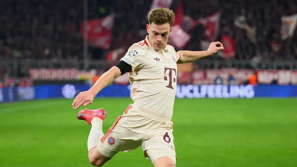 Joshua Kimmich chutando a bola durante partida do Bayern de Munique (Photo by Matthias Hangst/Getty Images)