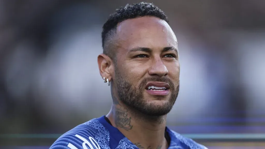 Neymar, em campo, de camisa azul, do Santos.