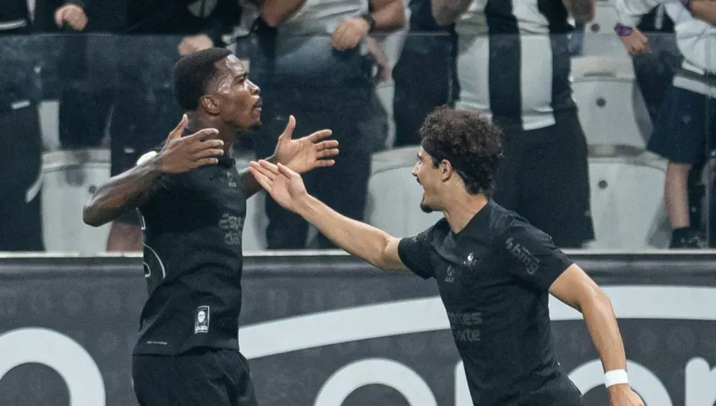 Cacá e André Ramalho em campo pelo Corinthians (IMAGO TheNews2)