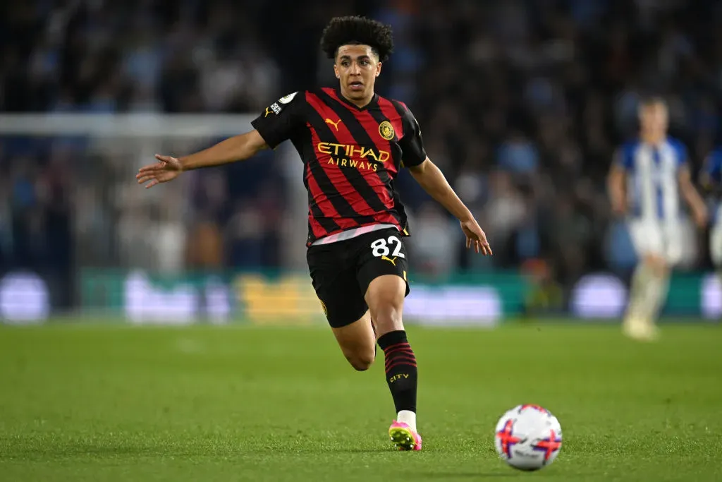 Rico Lewis em campo pelo Manchester City (Photo by Mike Hewitt/Getty Images)