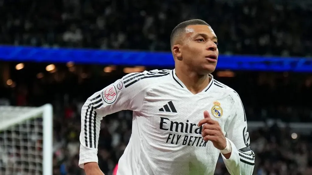Mbappé corre no campo com camisa branca do Real Madrid. (Angel Martinez/Getty Images)