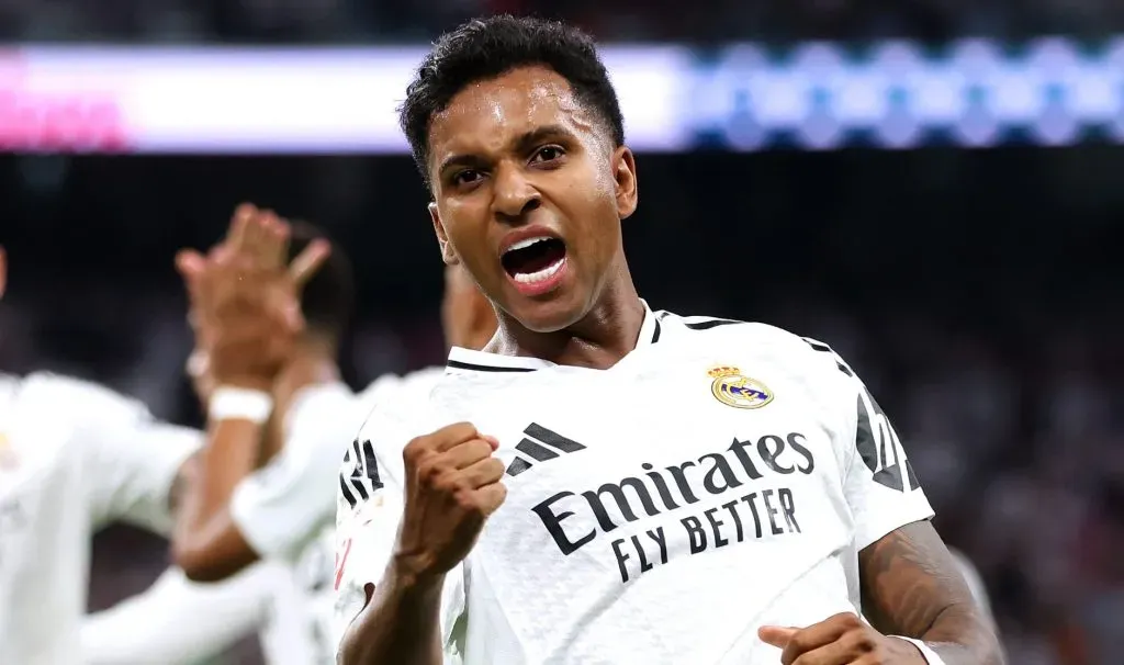 Rodrygo, comemorando em campo, de camisa branca, do Real Madrid. (Photo by Florencia Tan Jun/Getty Images)