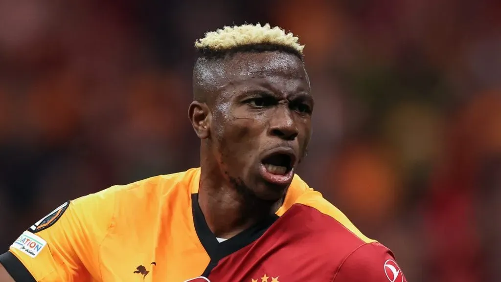 Enquanto Hojlund enfrenta dificuldades na Premier League, Osimhen brilha no Galatasaray. (Photo by Ahmad Mora/Getty Images)