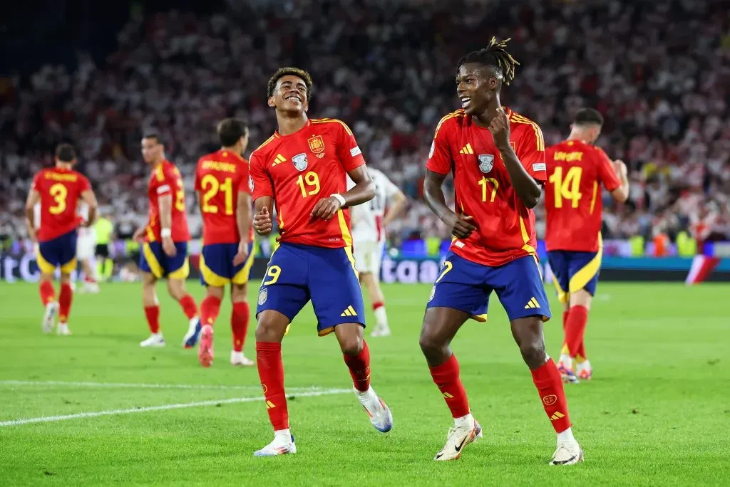 Nico Williams e Lamine Yamal juntos na seleção da Espanha. Foto: Alex Grimm/Getty Images