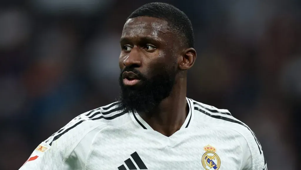Rüdiger com a camisa do Real Madrid. Foto: Florencia Tan Jun/Getty Images
