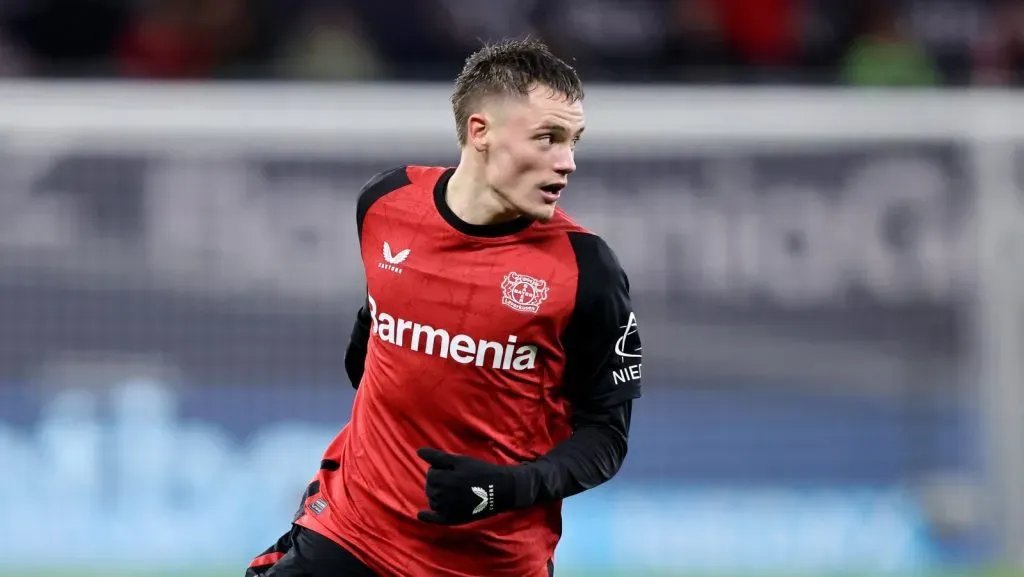 Florian Wirtz deve definir seu futuro até abril, com tendência a seguir no Bayer Leverkusen. O clube planeja renovar seu contrato até 2028, incluindo uma cláusula de rescisão milionária. Foto: Christof Koepsel/Getty Images