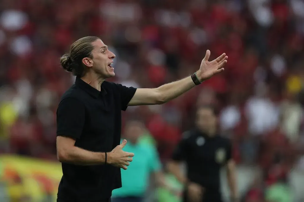 Filipe Luís orienta o Flamengo (Photo by Wagner Meier/Getty Images)