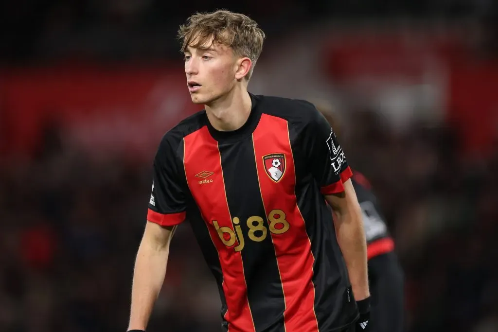Dean Huijsen,  com a camisa preta e vermelha do AFC Bournemouth, alvo do Real Madrid
