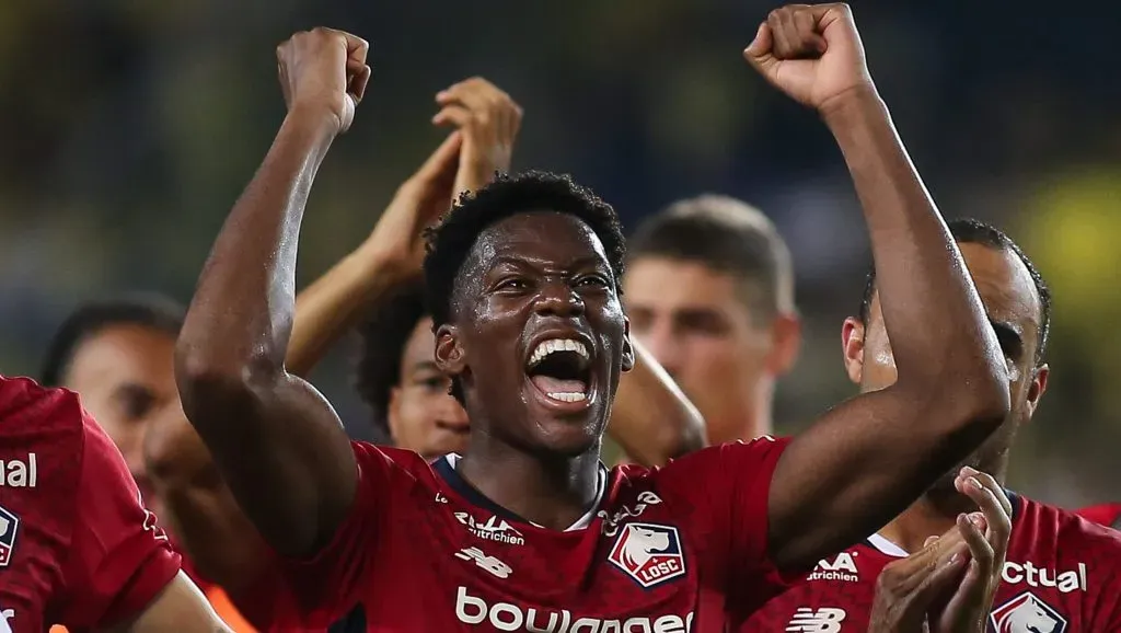 Jonathan David, centroavante do Lille, em campo, de camisa vermelha, alvo do Barcelona. (Photo by Ahmad Mora/Getty Images)
