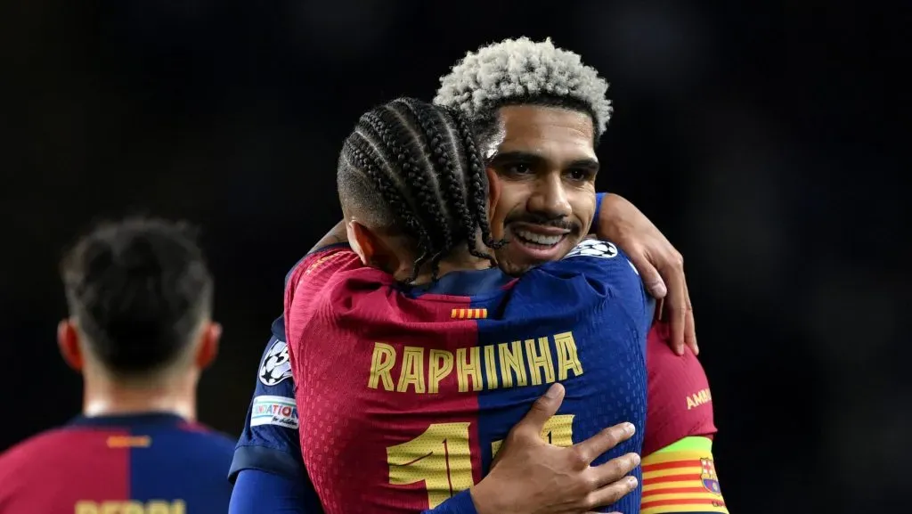 Raphinha e Ronald Araújo se abraçam em jogo do Barcelona
