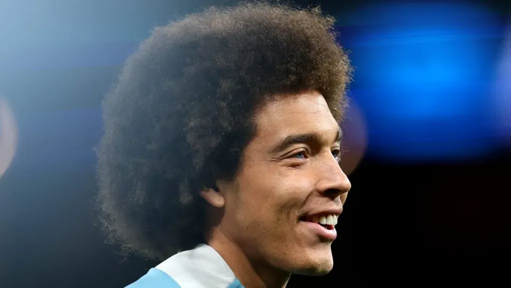 Axel Witsel, do Atlético de Madrid, observa durante o aquecimento antes da partida da LaLiga entre Real Madrid CF e Atlético de Madrid, no Estádio Santiago Bernabéu, em 8 de fevereiro de 2025, em Madri, Espanha. (Foto de Florencia Tan Jun/Getty Images)