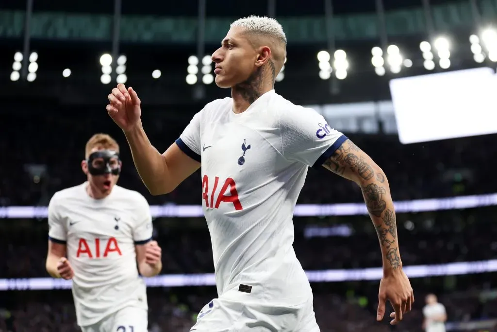 Richarlison celebrando gol pelo Tottenham. (Photo by Catherine Ivill/Getty Images)
