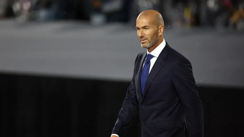 Zinédine Zidane, ídolo do Real Madrid, usando terno em Paris (Photo by Sarah Stier/Getty Images)