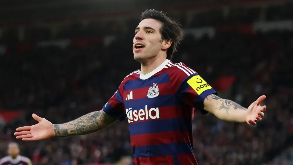 O Barcelona segue atento ao mercado e observa Sandro Tonali, do Newcastle, como possível reforço para o meio-campo. (Photo by Eddie Keogh/Getty Images)