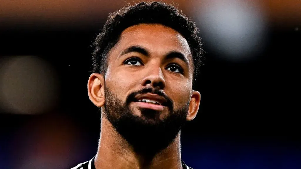 Douglas Luiz, com a camisa com emblema da Juventus. (Photo by Simone Arveda/Getty Images)
