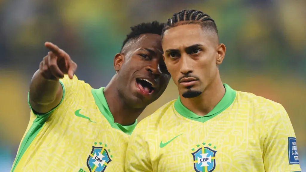 Vini Jr. e Raphinha conversando em jogo da Seleção Brasileira (Photo by Pedro Vilela/Getty Images)