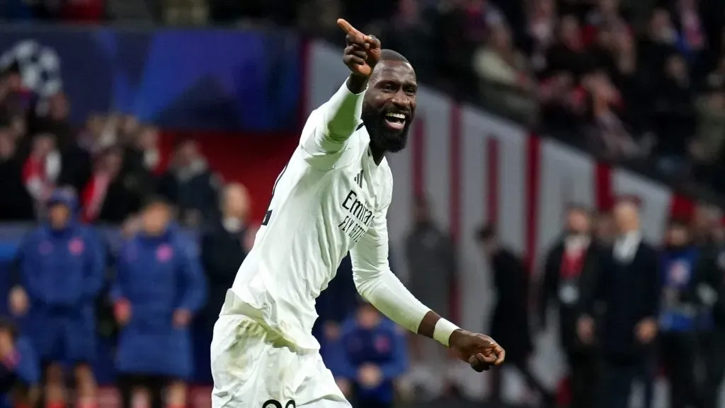 Antonio Rüdiger, do Real Madrid, comemora após marcar o quinto e decisivo pênalti na disputa de penalidades durante a partida de volta das oitavas de final da UEFA Champions League 2024/25 entre Atlético de Madrid e Real Madrid C.F. no Estádio Metropolitano, em 12 de março de 2025, em Madri, Espanha. (Foto por Angel Martinez/Getty Images)
