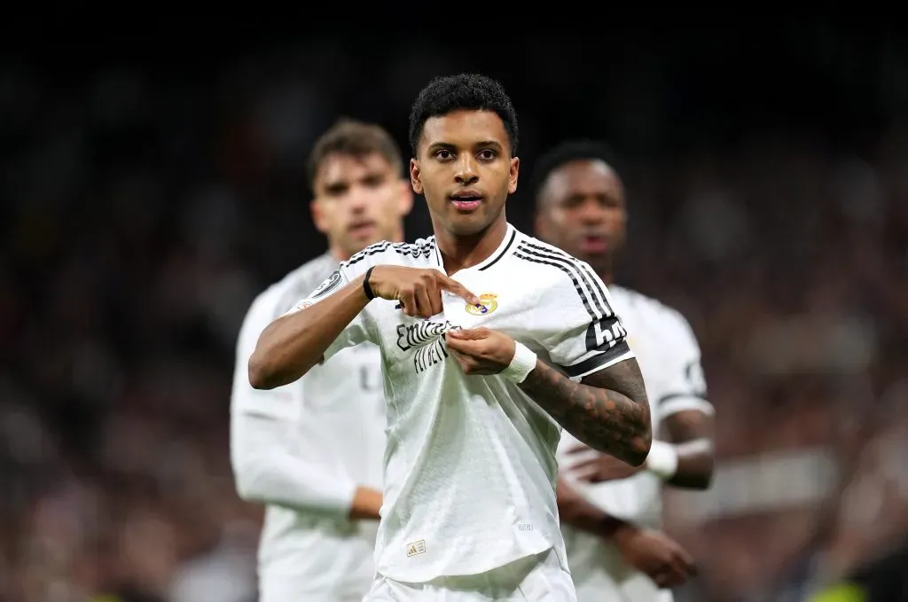 Rodrygo aponta para o escudo do Real Madrid